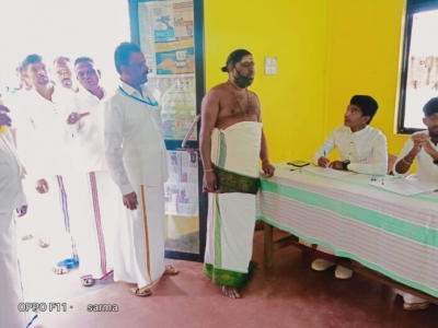 கோயிலில் வாக்களிப்பு