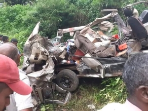 பஸ் கவிழ்ந்த இடத்துக்கு அருகில் வேன் கவிழ்ந்து விபத்து