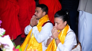 புனித மஹாபோதியில் நாமல் வழிபாடு