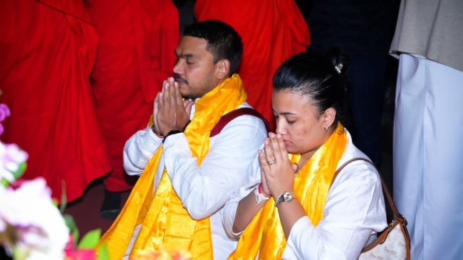 புனித மஹாபோதியில் நாமல் வழிபாடு