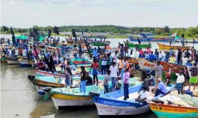 தமிழக படகு மீது இலங்கை கடற்படை ரோந்து கப்பல் மோதி விபத்து