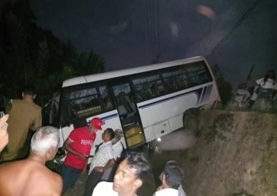 வெசாக் பார்க்க சென்ற பஸ் விபத்து, 29 பேர் காயம்