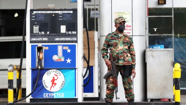 இலங்கையில் எரிபொருள் மற்றும் எரிவாயு தட்டுப்பாடு: பல இடங்களில் பதற்ற நிலை