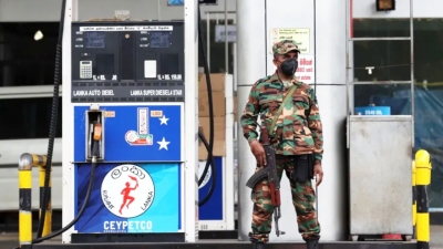 இலங்கையில் எரிபொருள் மற்றும் எரிவாயு தட்டுப்பாடு: பல இடங்களில் பதற்ற நிலை