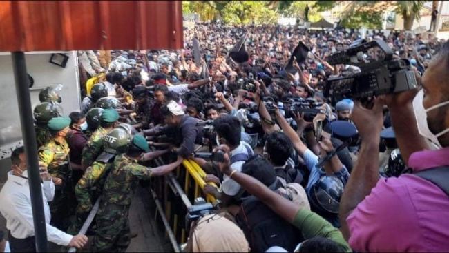 பிரதமரின் வாசஸ்தலத்திற்கு முன்பாக பதற்ற நிலை