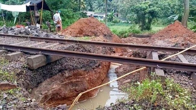 புகையிரத பாதை தாழிறங்கியதில் போக்குவரத்து பாதிப்பு