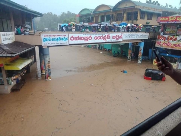 பல நகரங்கள் தத்தளிப்பு- சிவப்பு எச்சரிக்கை