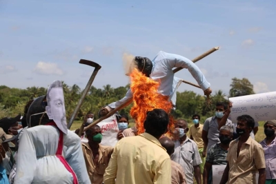 லுனுகம்வெஹெராவில் நடைபெற்ற விவசாயிகள் போராட்டத்தில் எதிர்க்கட்சித் தலைவர் சஜித் பிரேமதாசா பங்கேற்றார்