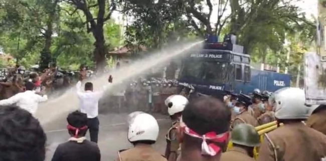 பொலிஸாரின் கைகளில் விளையாட்டு பொருளாக மாறியுள்ள கண்ணீர்புகை