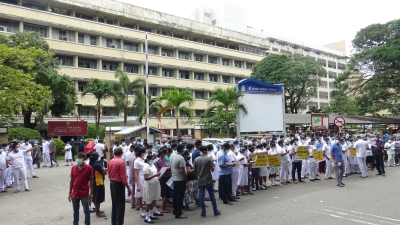 பணிப்புறக்கணிப்பு போராட்டத்தில் கலமிறங்கிய சுகாதார ஊழியர்கள்