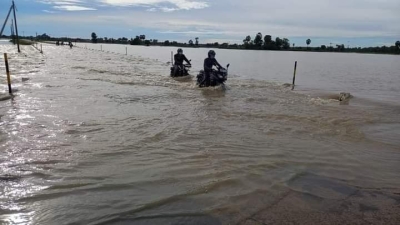 சீரற்ற காலநிலையால் பாதிக்கப்பட்ட  மண்டூர் - வெல்லாவெளி போக்குவரத்து