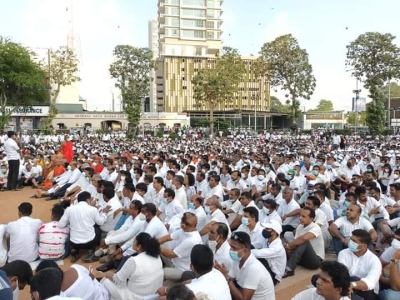 நாட்டை மீட்கும் போராட்டத்திற்கு முழு வெள்ளை ஆடையுடன் வீதிக்கு இறங்கியது ரணில் அணி