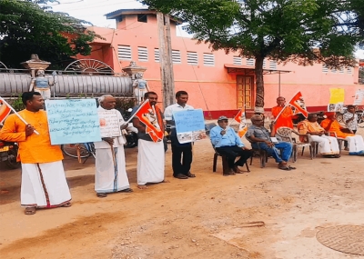 பசுவதை தடுப்பு சட்டத்தை நிறைவேற்ற கோரி ஆர்ப்பாட்டம்