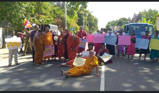 கிழக்கு ஆளுநருக்கு எதிராக பிக்குகள் ஆர்ப்பாட்டம்