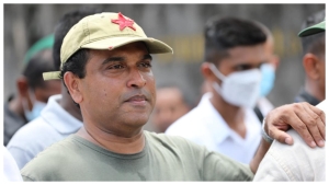 அரசாங்கம் நாளுக்கு நாள் பள்ளம் நோக்கி செல்கிறது