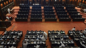 எம்பி ஓய்வூதிய ரத்து சட்டமூலத்திற்கு எதிராக உச்ச நீதிமன்றத்தில் மனுக்கள்