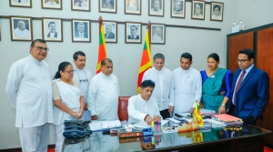 ஹரிணி அமரசூரியவுக்கு எதிராக நம்பிக்கையில்லாப் பிரேரணை கைச்சாத்து&nbsp;