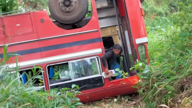 முந்திச் செல்ல முயன்று பள்ளத்தில் கவிழ்ந்த பஸ்