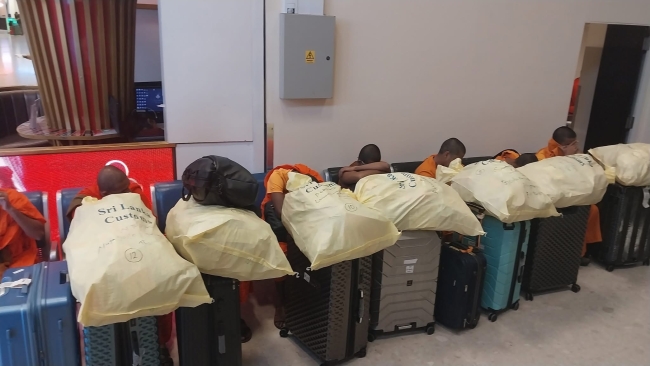 போதை பொருள் கடத்தி சிக்கிய பிக்குகள்