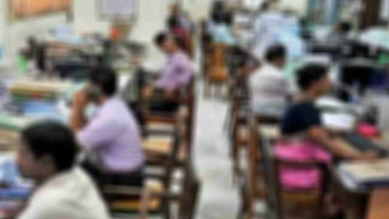 அரசுத் துறையின் ஓய்வு வயதை திருத்துவது குறித்து பரிசீலனை
